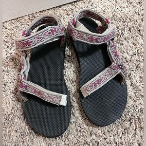 Tevas women’s size 9.
